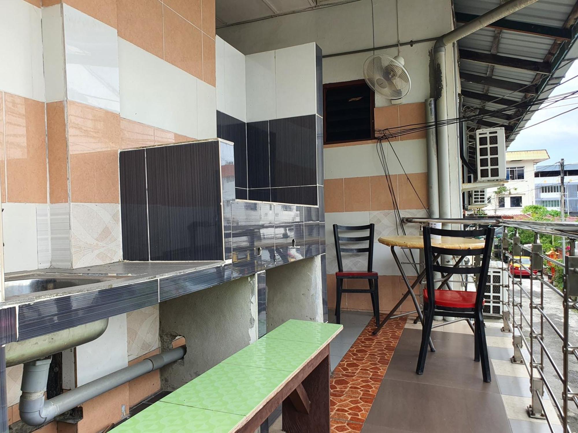Oyo 90972 Jj Homestay Мири Экстерьер фото