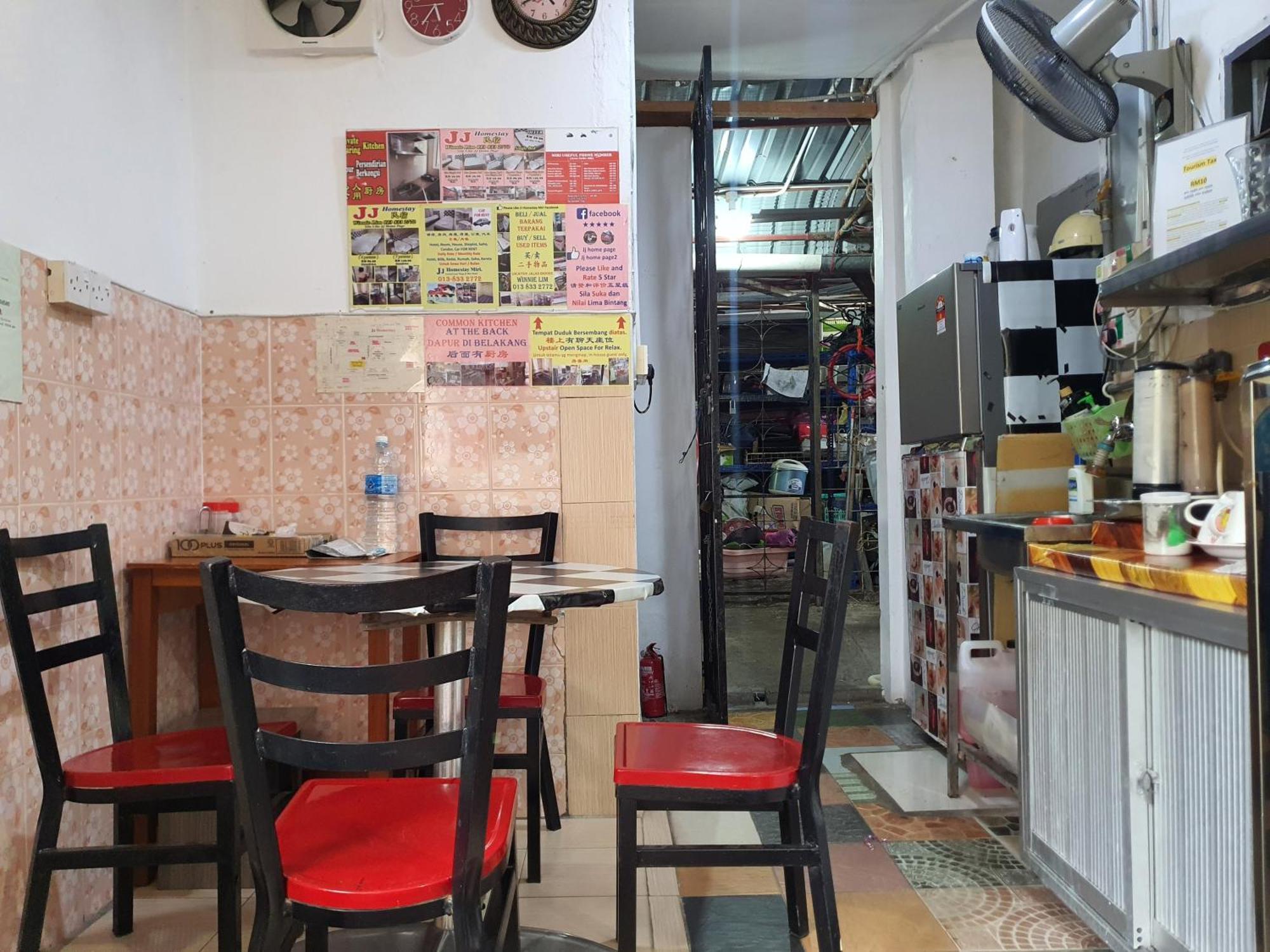 Oyo 90972 Jj Homestay Мири Экстерьер фото